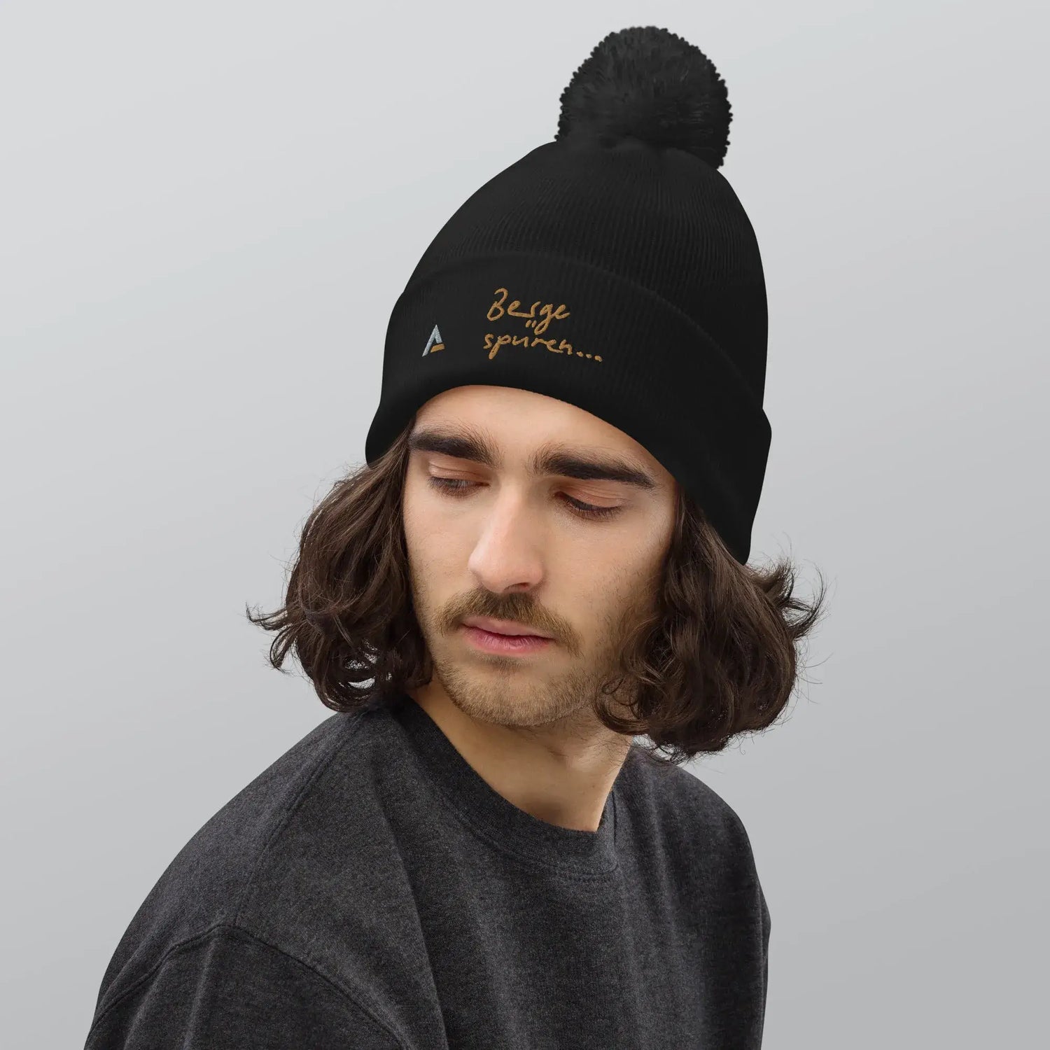 Bommel-Beanie AAA (Schwarz-Gold)