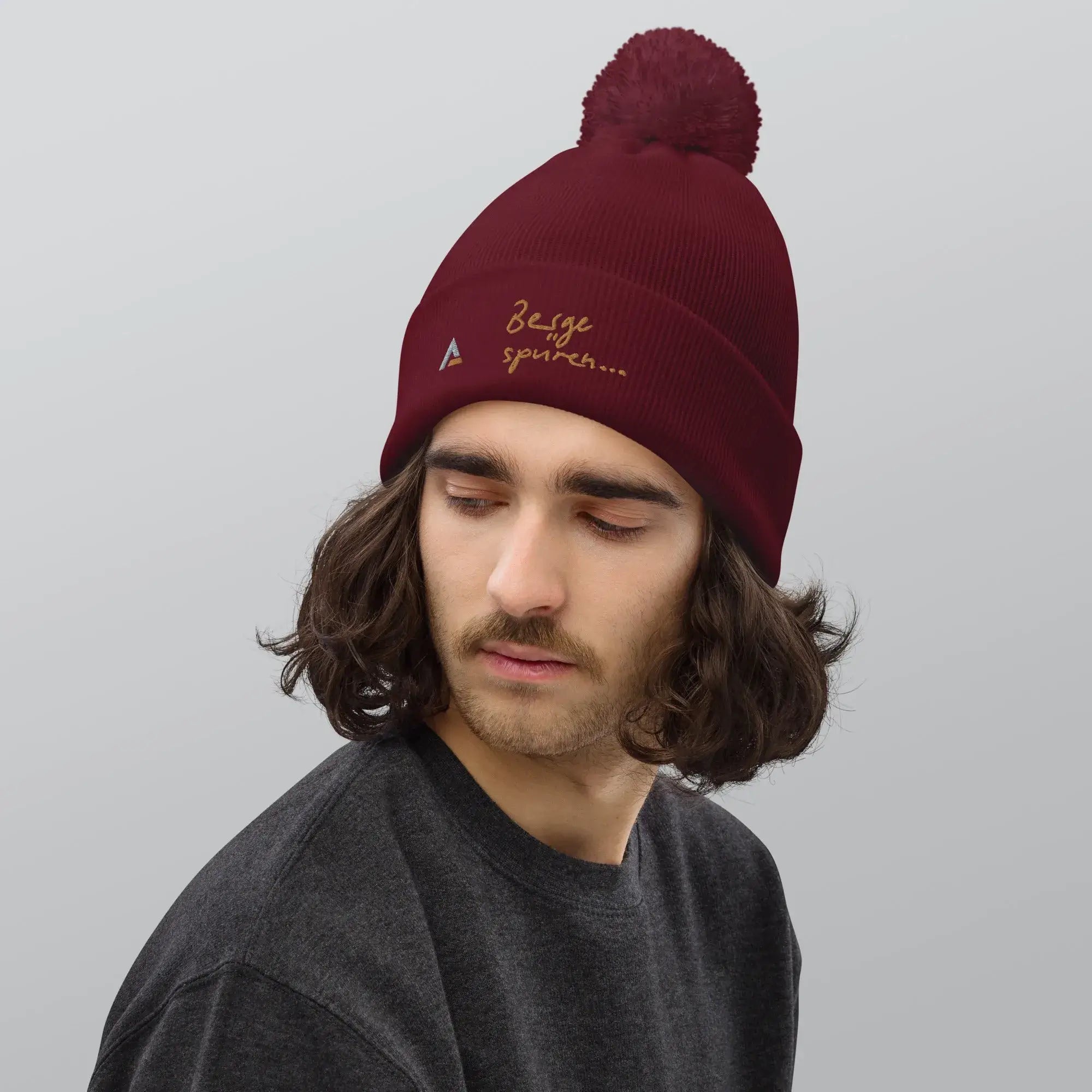 AAA bobble beanie (red-gold)