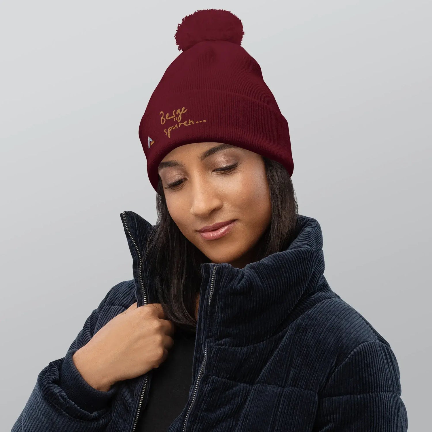 AAA Bommel-Beanie (Rot-Gold)