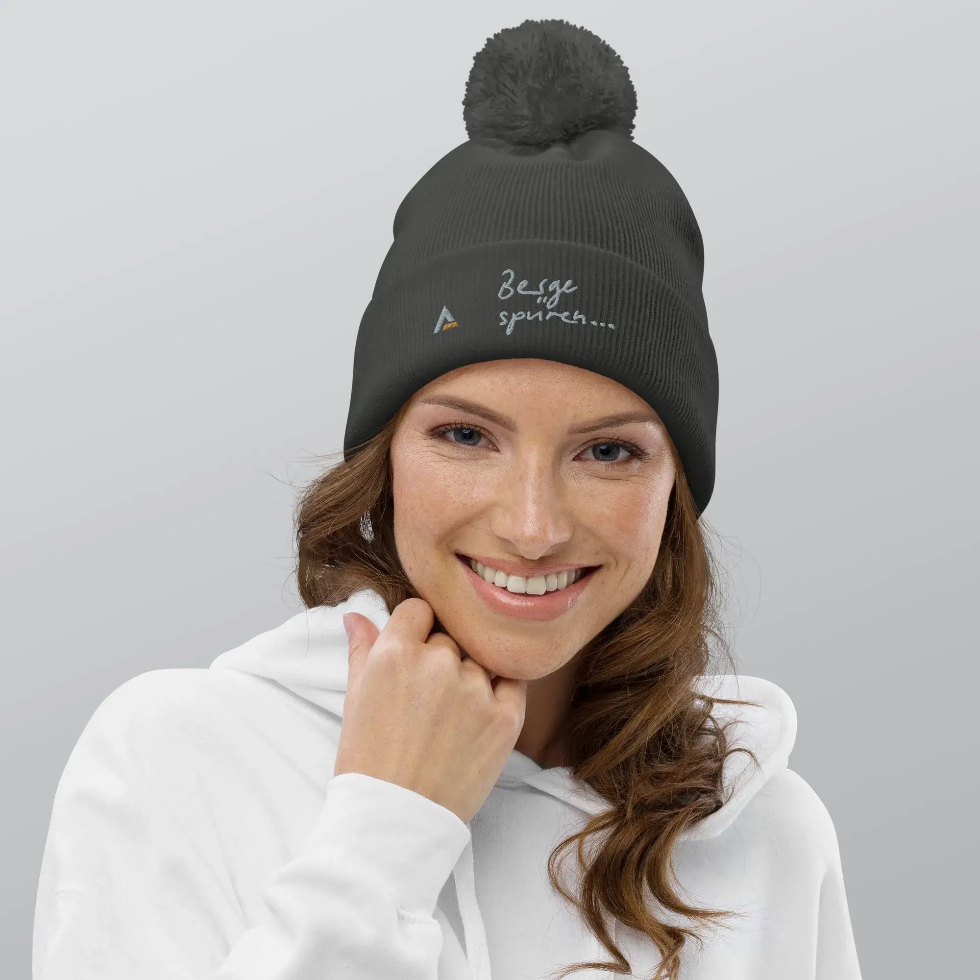 AAA Bommel-Beanie (Schwarz)